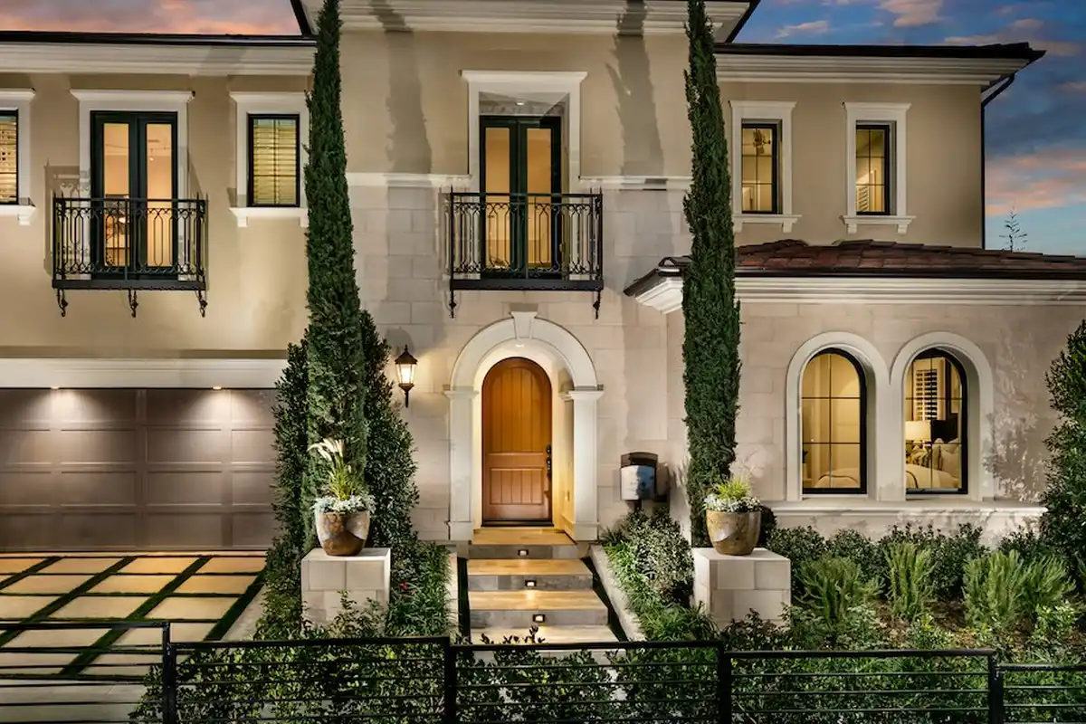 Instalación y Reemplazo de Calefacción en Midwick Monterey Park CA — exterior de una casa en Monterey Park