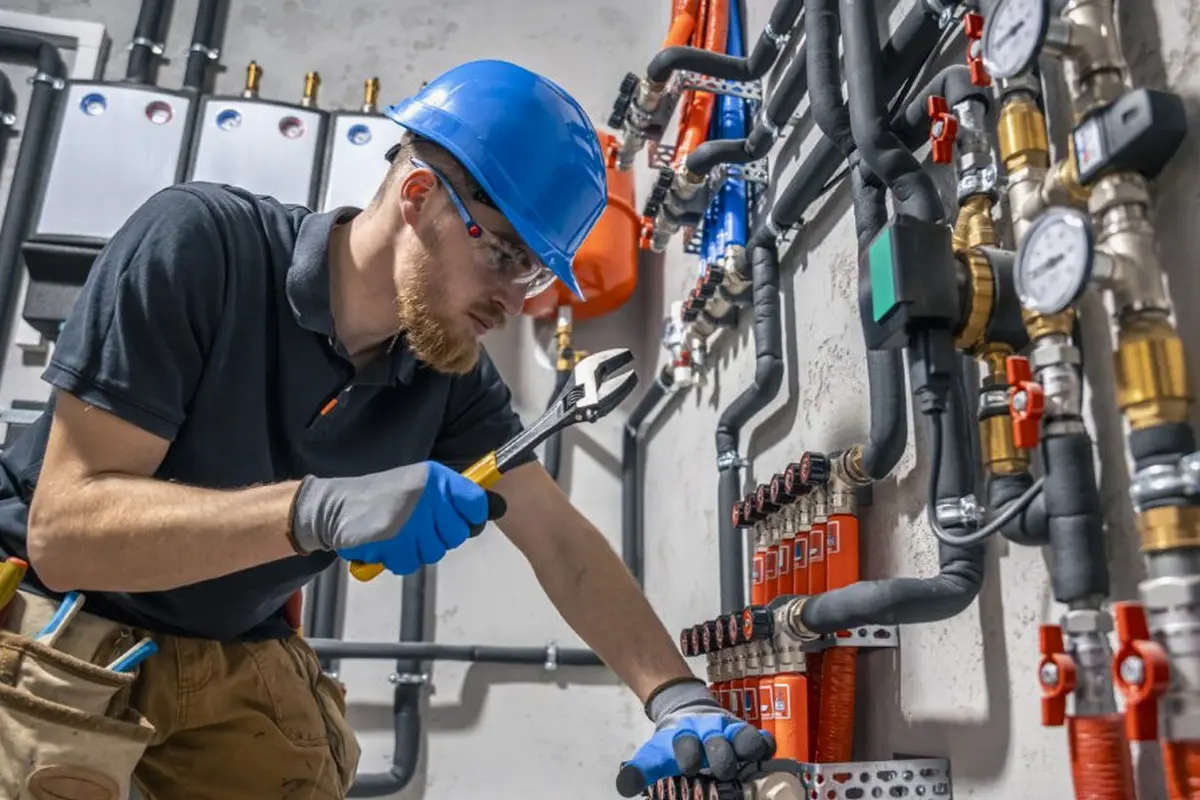 Reparación y Reemplazo de Termostatos en Barnes Park Monterey Park CA — técnico trabajando en un calefactor residencial