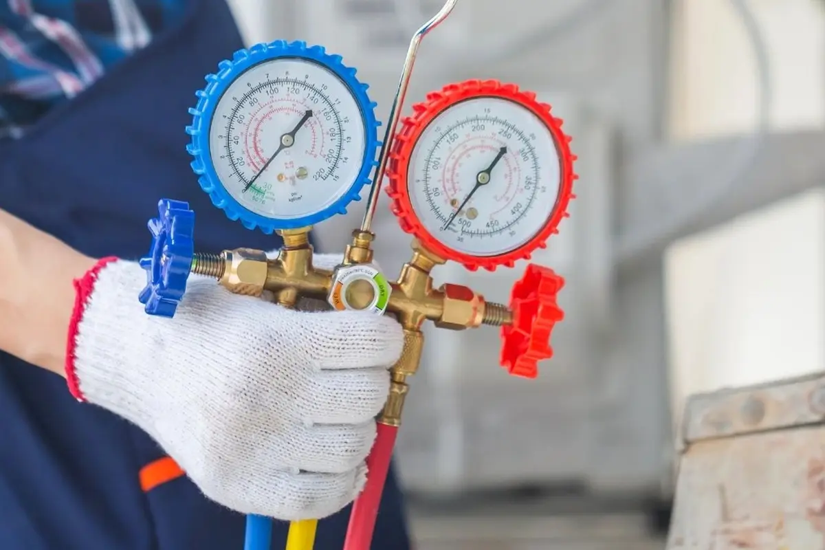 Reparación y Reemplazo de Termostatos en Downtown Monterey Park Monterey Park CA — manómetros durante un servicio de calefacción